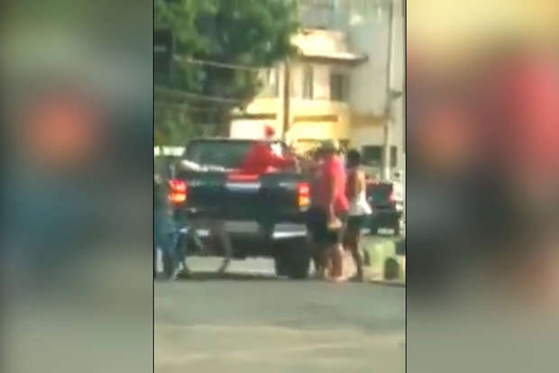 Papai Noel é flagrado distribuindo corotes na rua; Vídeo