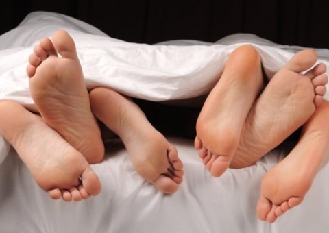 Casal recebe multa de R$ 32 mil após furar quarentena para fazer ménage  