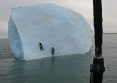 Exploradores quase são esmagados ao tentarem escalar iceberg no Polo Norte