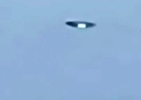 Vídeo: Aparição de ‘OVNI’ deixa motoristas em pânico