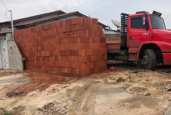 Homem descarrega 5 mil tijolos com ajudante e deixa caminhão preso em obra