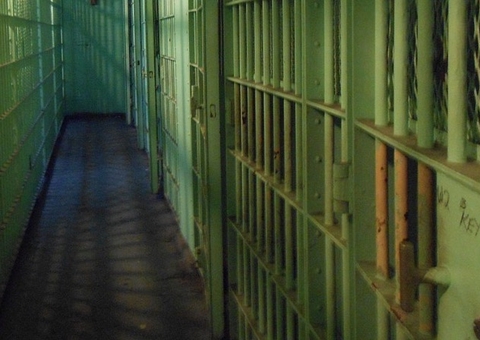 Homem arranca e come as próprias orelhas dentro de presídio