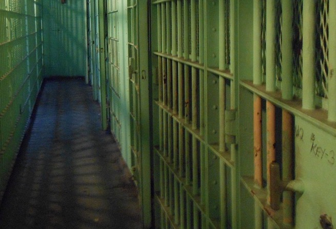 Homem arranca e come as próprias orelhas dentro de presídio