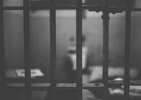 Detento é suspeito de cortar e comer as próprias orelhas