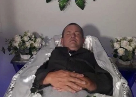 Para 'enterrar a velha política', candidato faz campanha em caixão