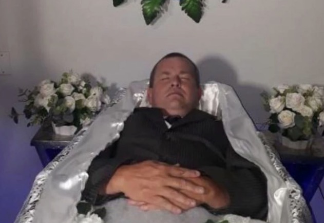 Para 'enterrar a velha política', candidato faz campanha em caixão