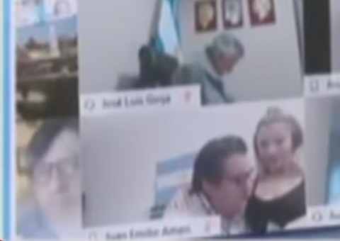 Deputado é suspenso ao beijar seio da esposa durante sessão virtual
