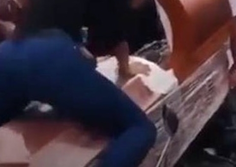 Vídeo: Viúva é flagrada se ‘esfregando' em caixão e beijando defunto