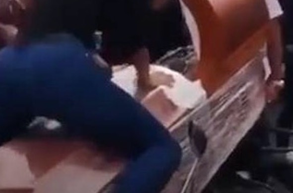 Vídeo: Viúva é flagrada se ‘esfregando' em caixão e beijando defunto