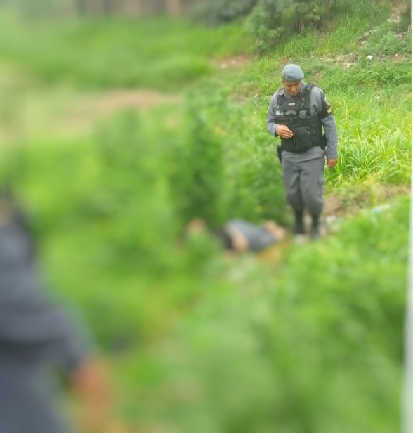 Homem é achado morto em matagal em Manaus 