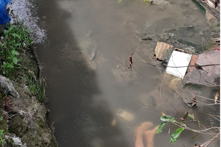 Menino de 13 anos é achado boiando em igarapé em Manaus