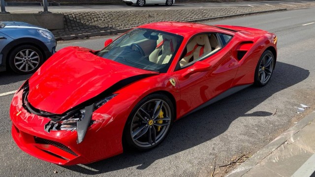 Homem compra Ferrari zero de R$ 1,5 milhão e bate carro 3 km depois