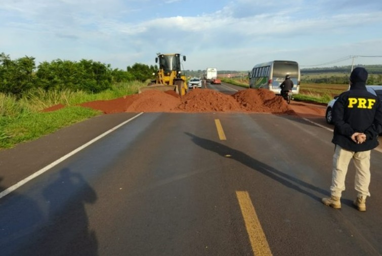 Bloqueios com terra em rodovias federais causam pelo menos dois acidentes