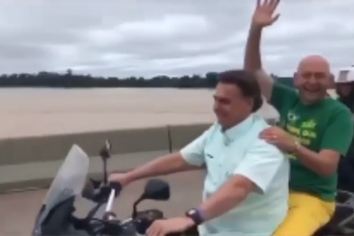 Sem capacete, Bolsonaro dá 'carona' para dono da Havan em passeio de moto