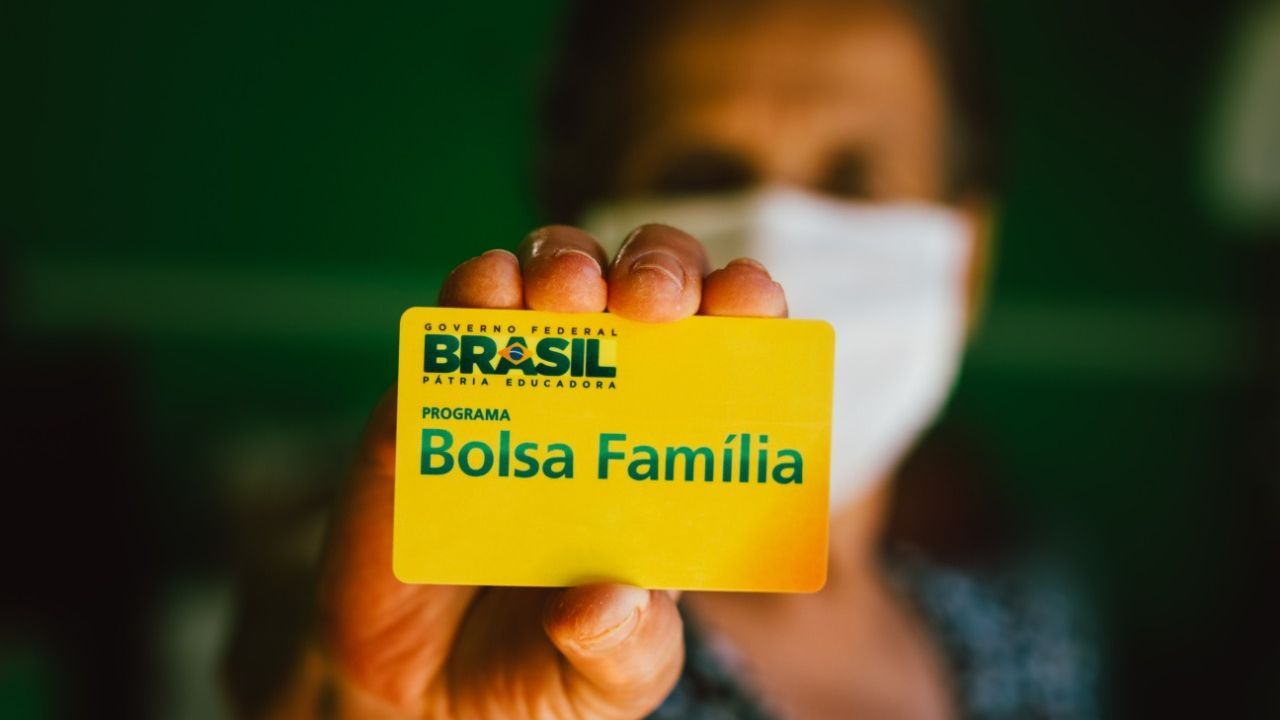 Bolsonaro quer acabar com abono do Pis/Pasep para elevar Bolsa Família