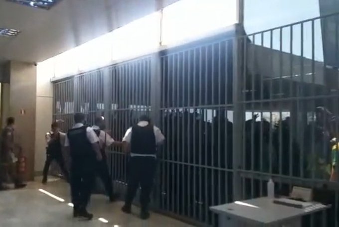 Manifestantes bolsonaristas tentam invadir Ministério da Saúde; Vídeo  