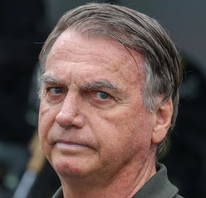 DF quer saber se Bolsonaro tem condições físicas de cumprir pena na Papuda