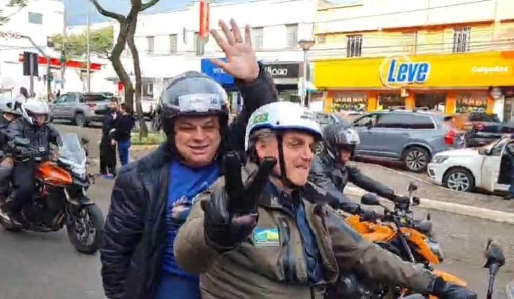 Bolsonaro repete rotina pró-Covid, sem máscara e com aglomeração, durante motociata em SC