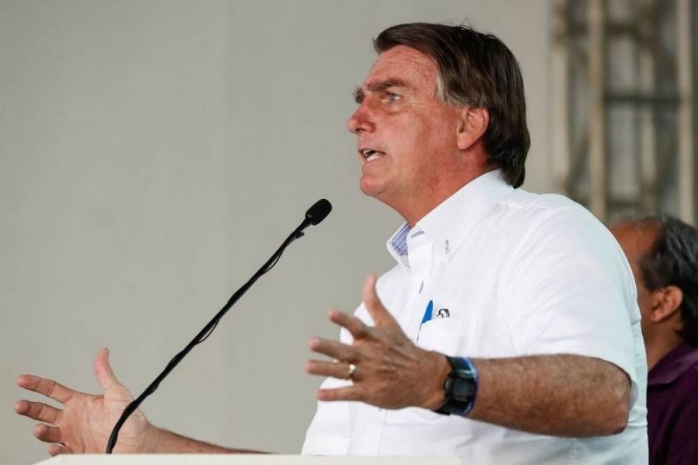 Pela 1ª vez, Bolsonaro cogita se vacinar após chamar pandemia de ‘mimimi’