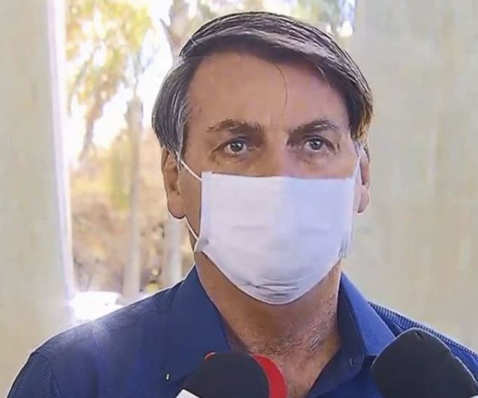 Internado com dores abdominais, Bolsonaro será avaliado por cirurgião 