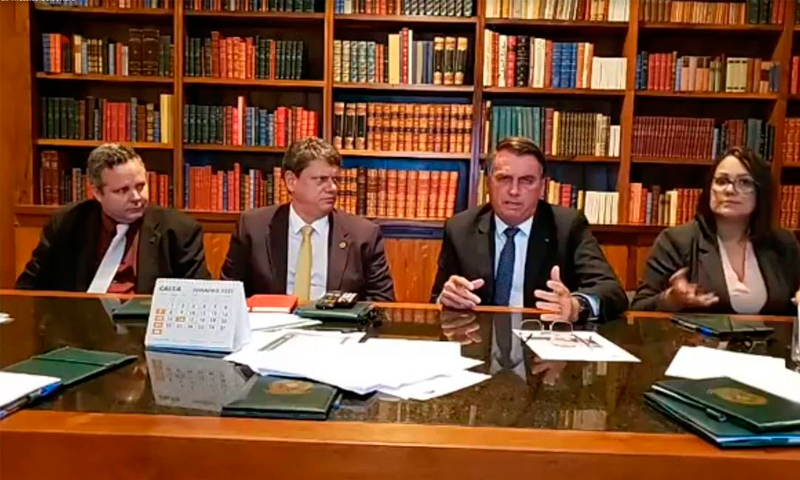 Bolsonaro manda investigar seguidor após comentário na internet