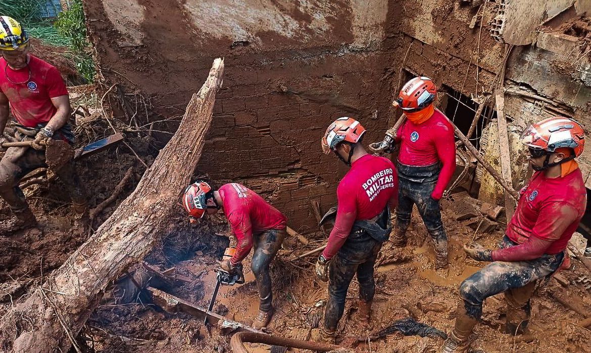 Bombeiros acham corpo de garoto soterrado após forte temporal em MG