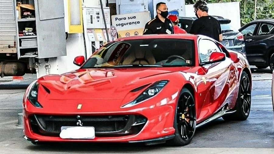 Boninho abastece Ferrari de R$ 3 milhões no Rio