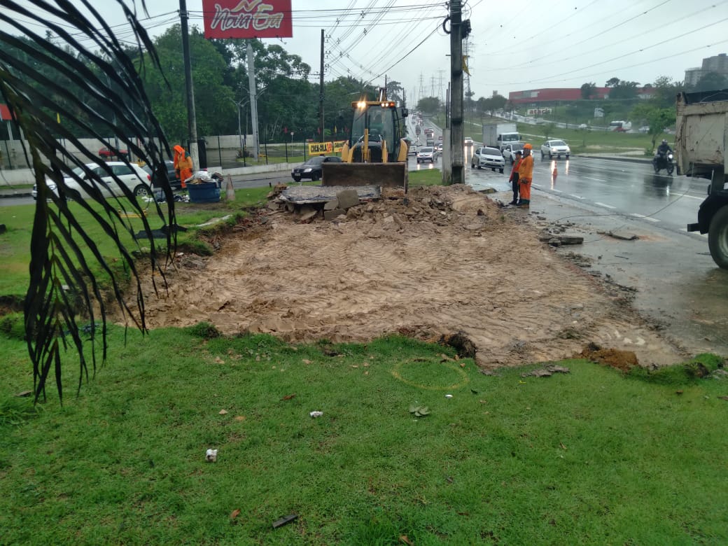 Borracharia construída em canteiro central é demolida em Manaus