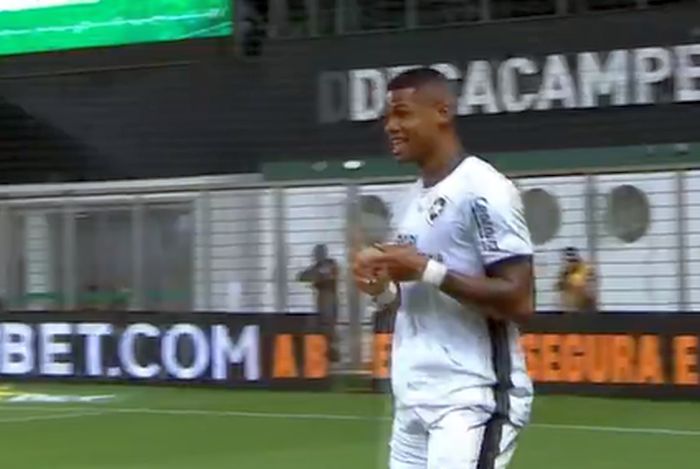 Botafogo vence América e dificulta ainda mais a vida de rivais pelo título