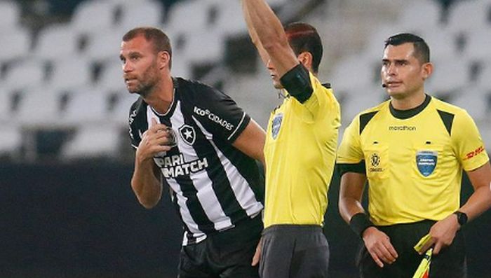 Botafogo empata e avança em 2º na Sul-Americana em possível adeus de Castro