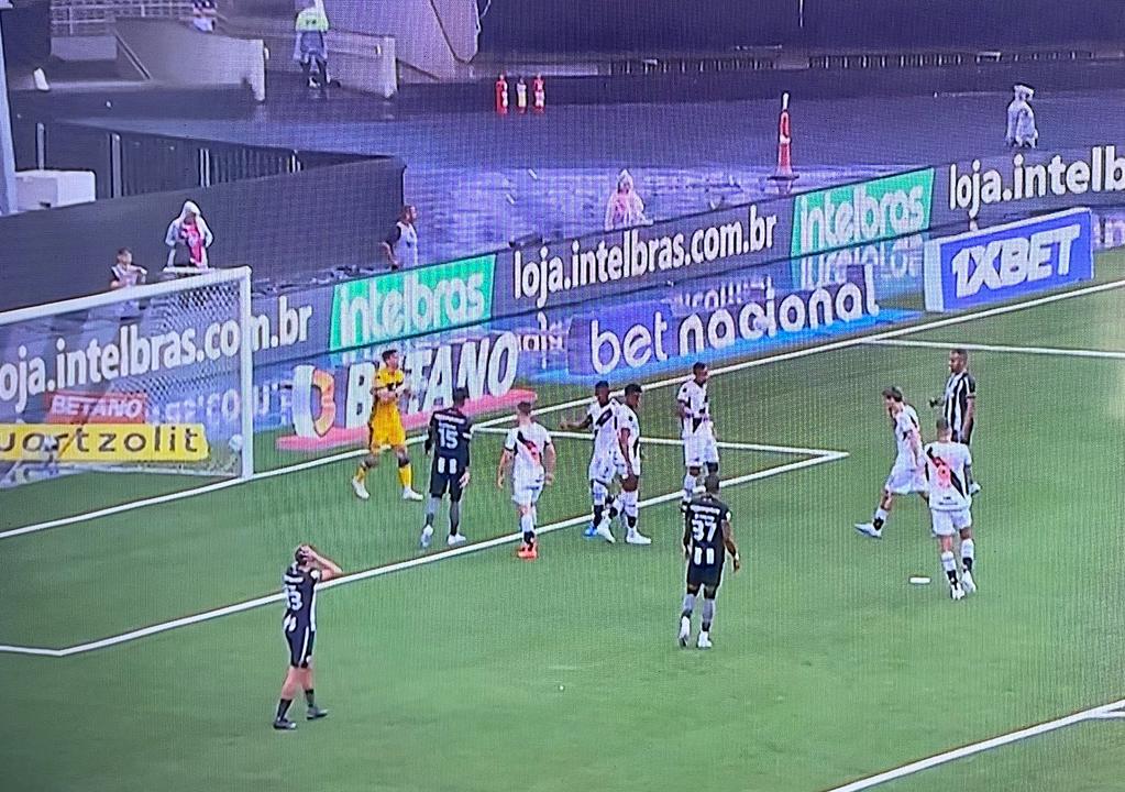 Líder do Brasileiro, Botafogo bate Vasco da Gama no Nilton Santos