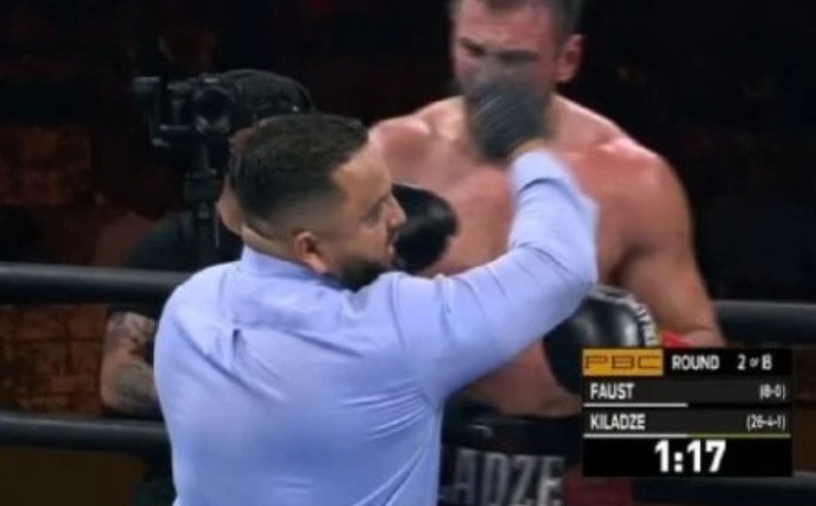 Boxeador não aceita derrota e acerta soco em juiz; vídeo 