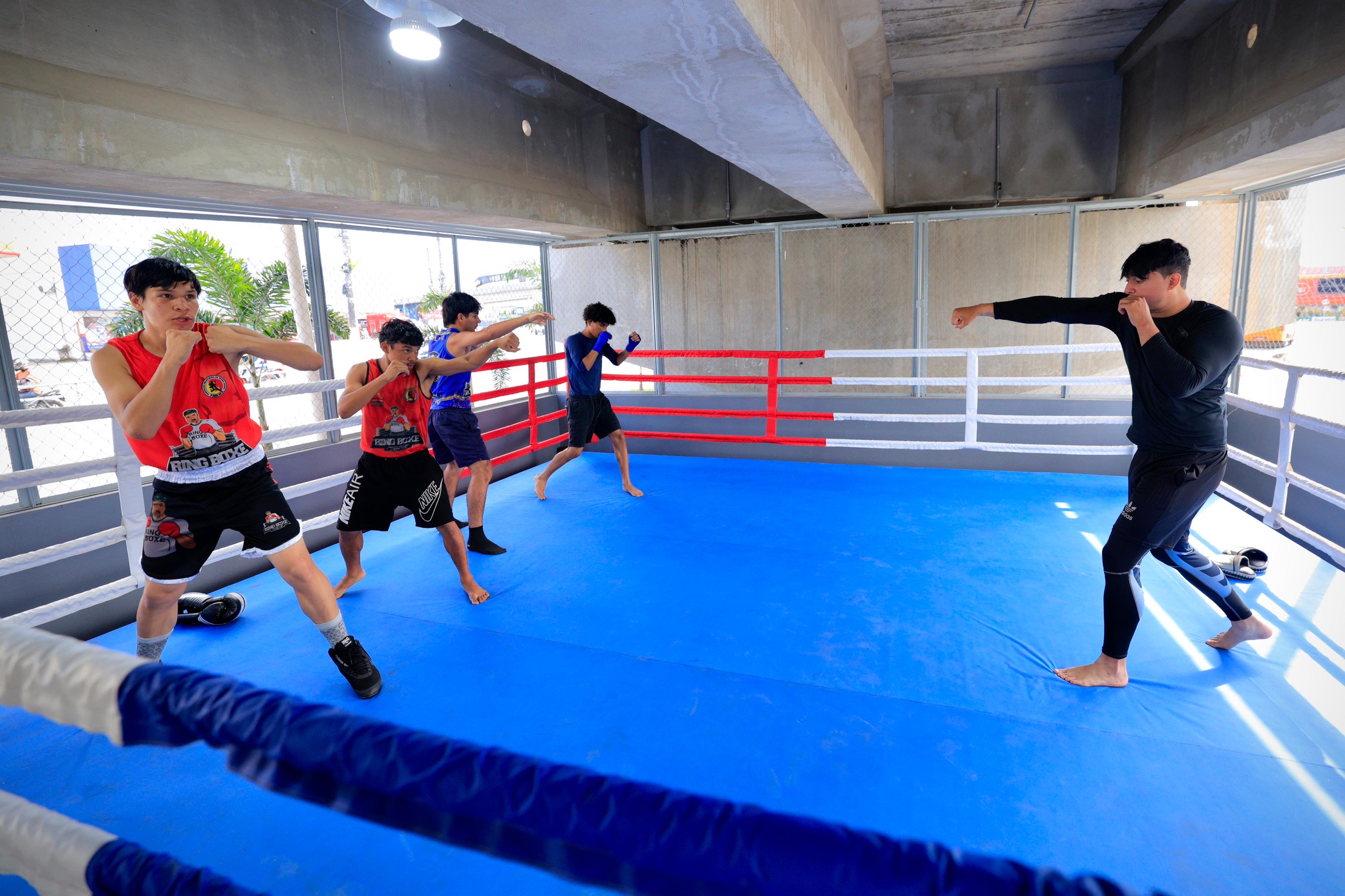 Viaduto Rei Pelé ganha ringue de boxe e muay thai em Manaus