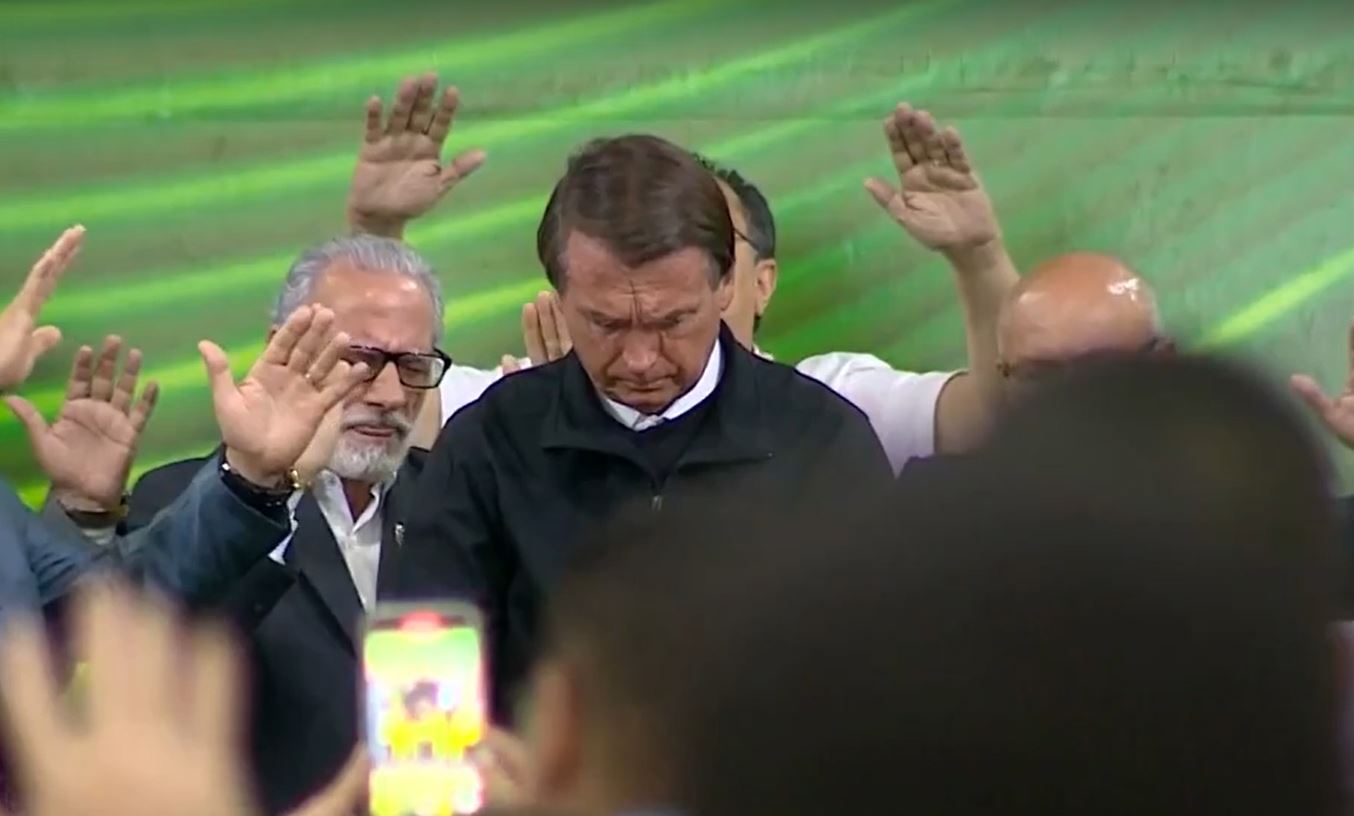 Bolsonaro ignora uso de máscaras em evento que reúne centenas de pastores em Manaus