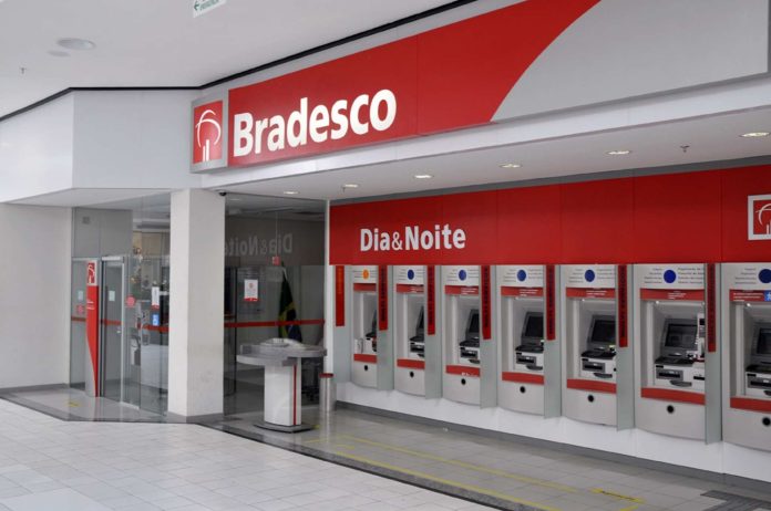 Bradesco deve indenizar cliente por venda casada de seguro de vida; entenda
