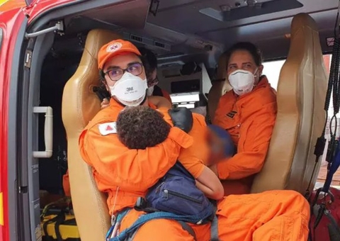 Menino de 7 anos tem peito perfurado por vergalhão ao cair de árvore