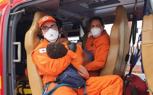 Menino de 7 anos tem peito perfurado por vergalhão ao cair de árvore