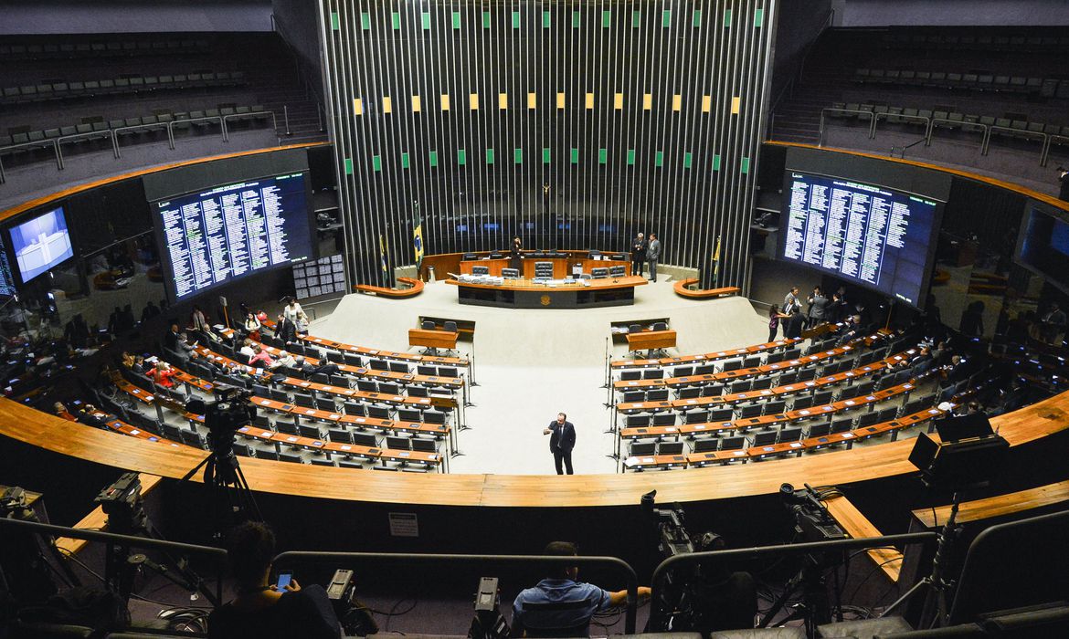 Câmara dos Deputados discute supersalários no serviço público nesta quarta
