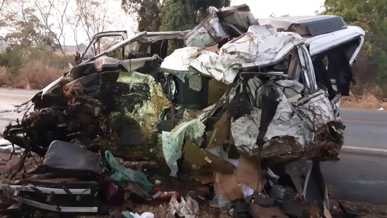 Doze pessoas morrem em acidente de van com caminhão