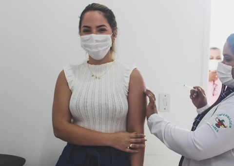 MP pede exoneração da namorada de prefeito que foi vacinada contra Covid-19