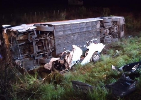 Acidente entre carro e ônibus deixa 4 mortos e 4 feridos 