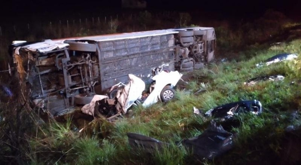 Acidente entre carro e ônibus deixa 4 mortos e 4 feridos 