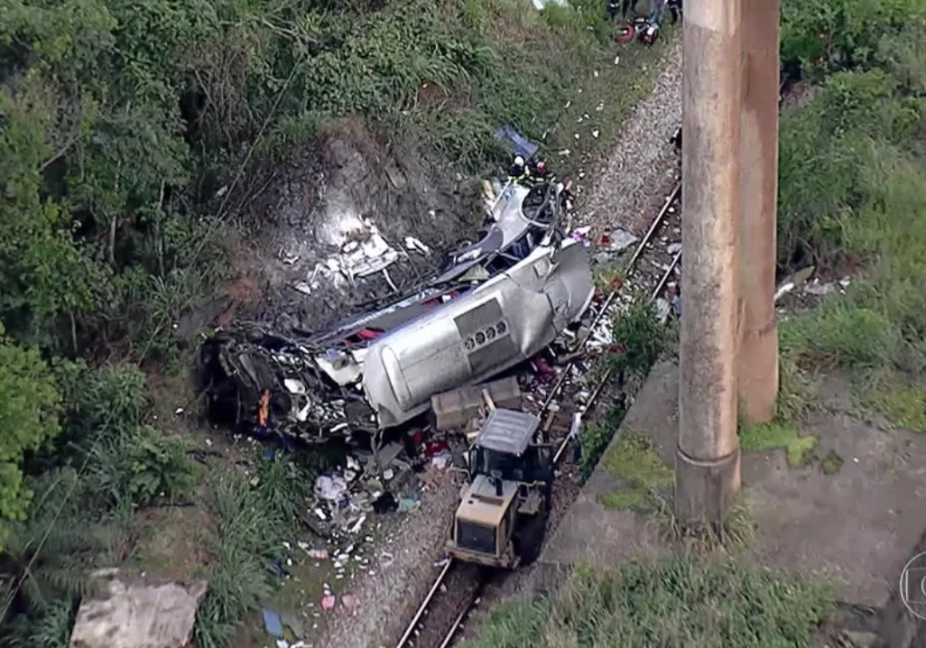 Sobe para 18 o número de mortos em acidente de ônibus em Minas Gerais 