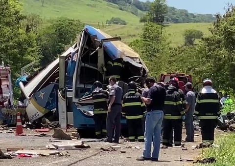 Seis feridos no acidente entre ônibus e caminhão seguem internados