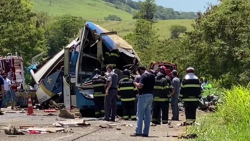 Seis feridos no acidente entre ônibus e caminhão seguem internados