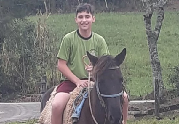 Corpo de adolescente é encontrado grudado em cerca elétrica de sítio