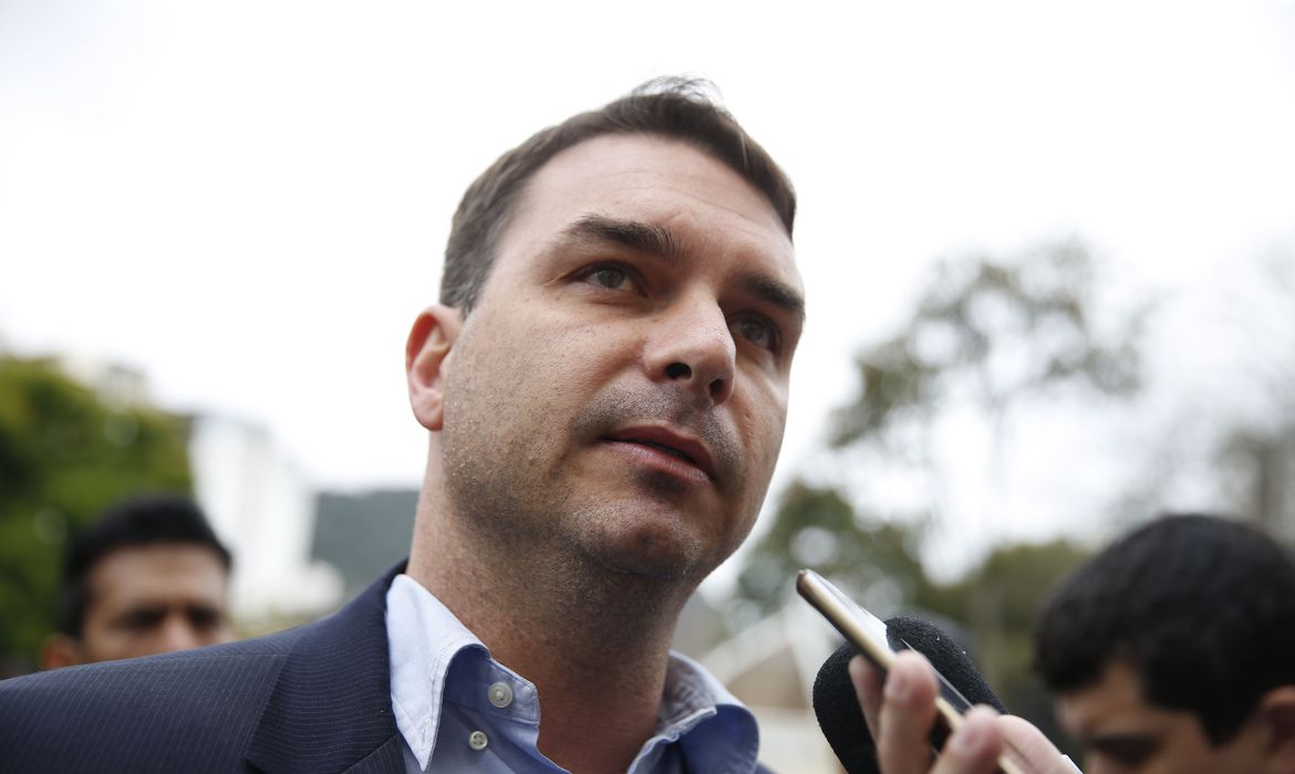 Flávio Bolsonaro é denunciado por 'rachadinha' no Caso Queiroz