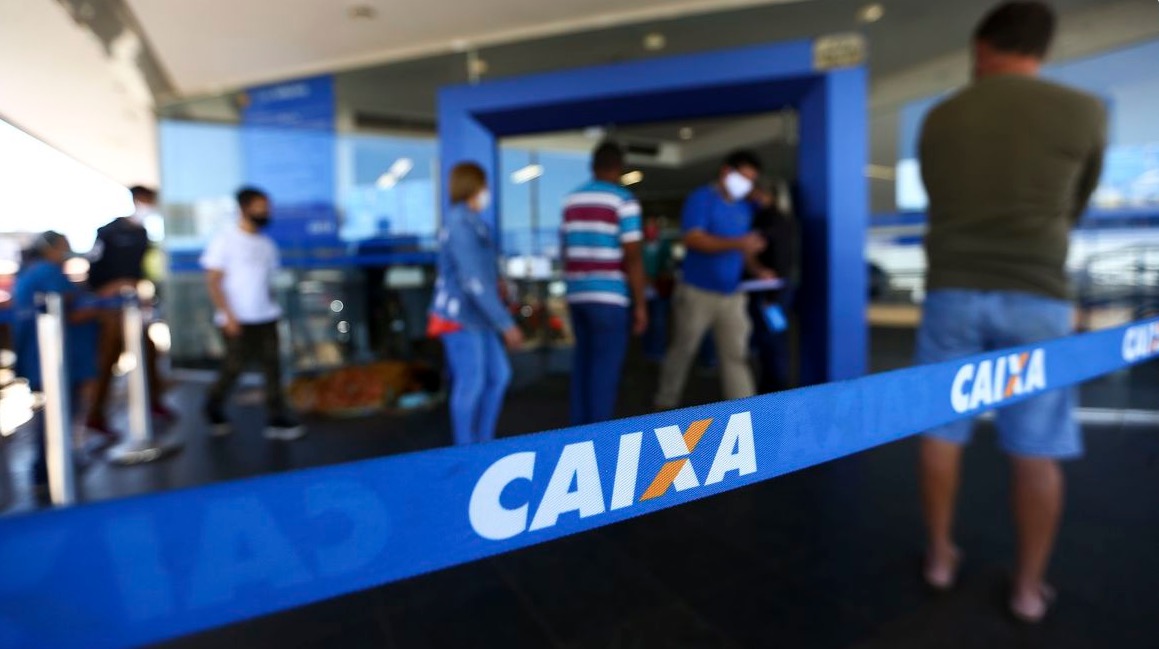 Caixa libera auxílio emergencial neste sábado; veja quem recebe