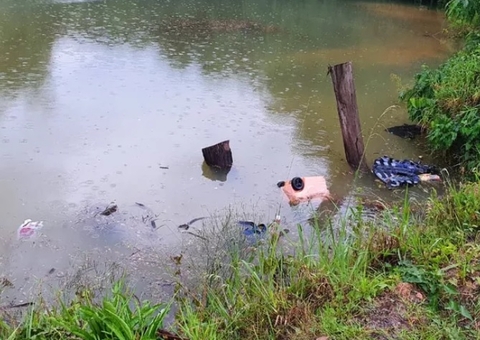 Irmãos de 14 e 4 anos morrem após carro capotar e parar em lago