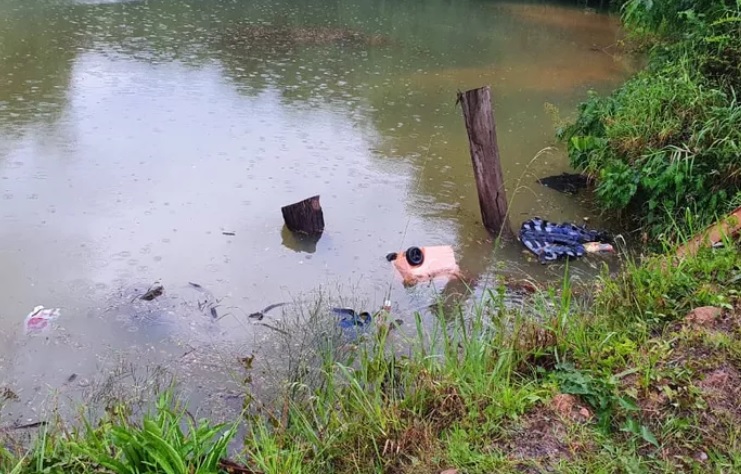 Irmãos de 14 e 4 anos morrem após carro capotar e parar em lago